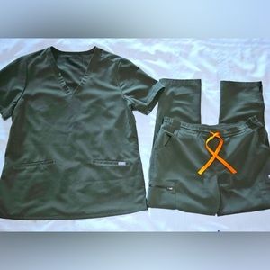 Figs Scrub Set in Moss Green Large Casma Top & Medium Petite Kade Pants